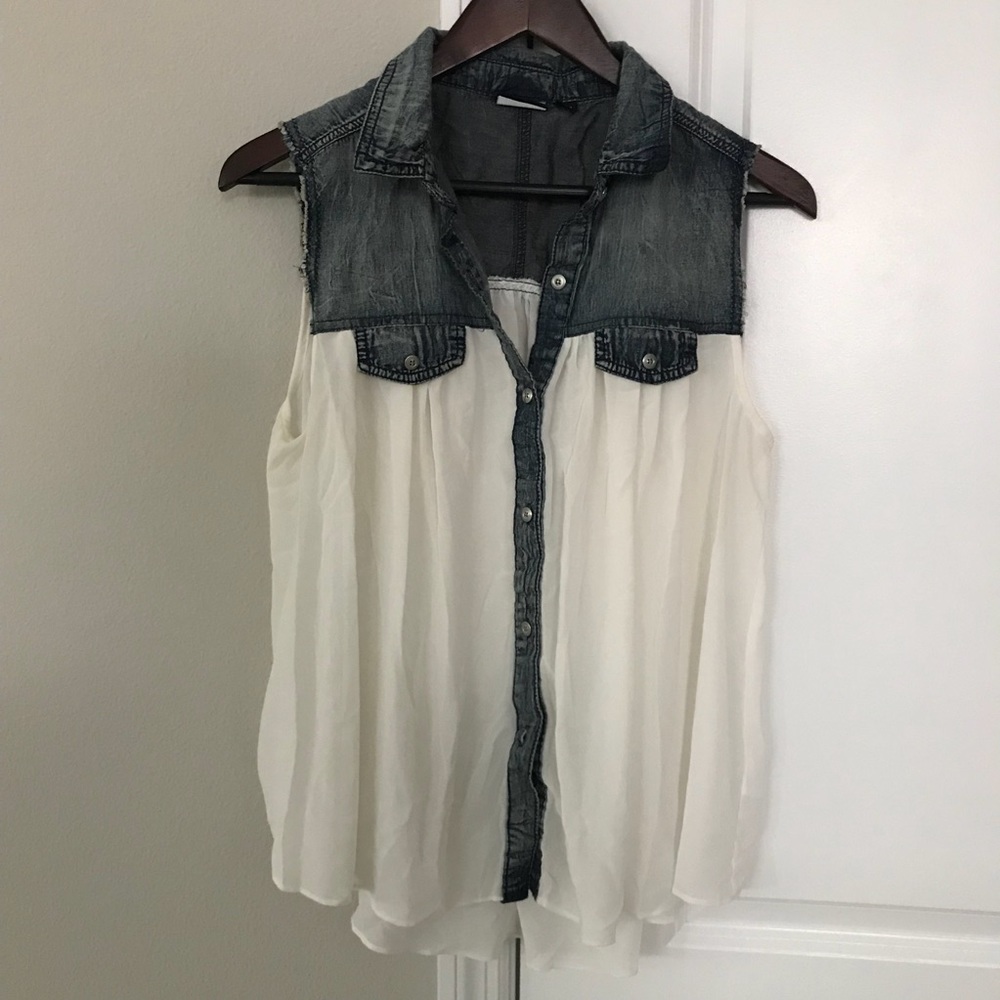 Allen B. Allen Swartz women’s super cute top.